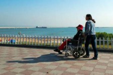 新疆八旬老人推轮椅带老伴游中国(为了方便推轮椅带老伴出门)