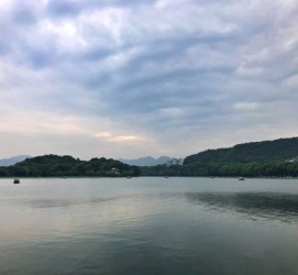 新疆杭州自助游(杭州自助游旅游攻略)